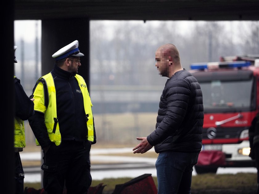 Wypadek w Łodzi. Mustang spadł z wiaduktu. W środku ojciec z dzieckiem