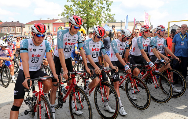 Tour de Pologne: Kolarze oddali hołd Lambrechtowi. Zatrzymali się przed metą i minutą ciszy uczcili jego pamięć