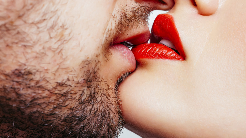 Jak się dobrze całować, żeby podbić kobiece serce? Wystarczy opanować podstawowe techniki całowania, by stać się prawdziwym mistrzem. Dobry pocałunek potrafi zdziałać cuda – sprawdź sam!