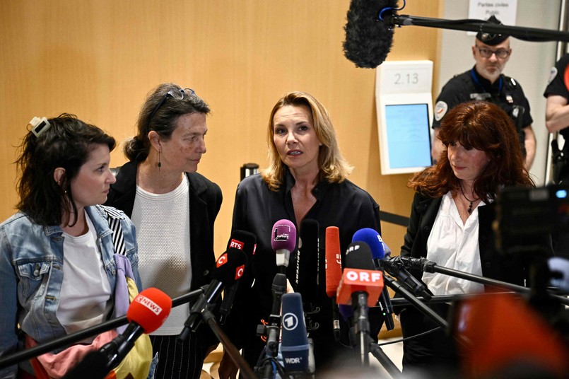 54-letnia Amélie zeznała, że gwiazdor chwytał ją za biodra i szczypał