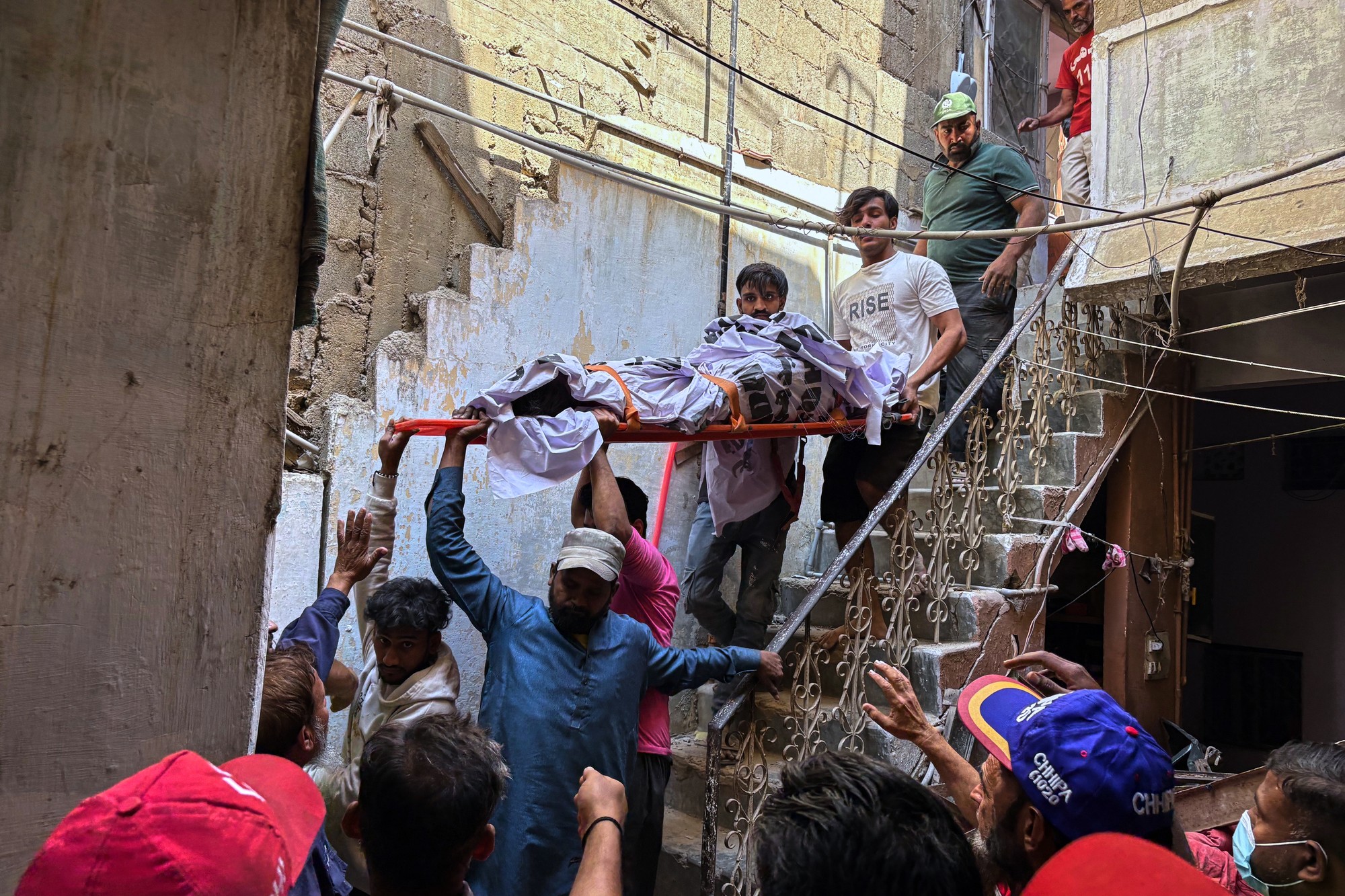Kolaps budovy v Karáči zapríčinený výbuchom si vyžiadal 16 obetí.