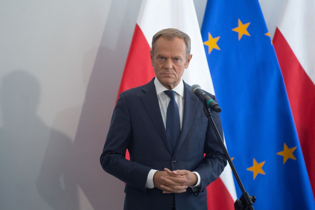 Tusk oburzony praktykami PiS. “Na agregatach dla Ukrainy też musieli zarobić!”