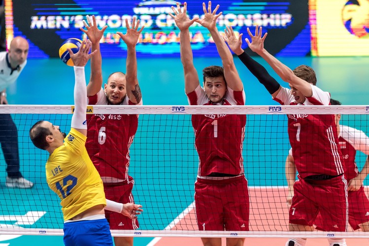 Polacy Bartosz Kurek (2L), Piotr Nowakowski (2P) i Artur Szalpuk (P) oraz Felipe Fonteles (L) z Brazylii