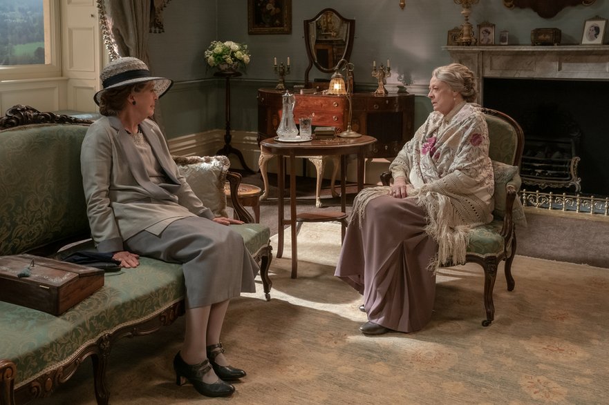 Penelope Wilton (Isobel Merton) i Maggie Smith (Violet Grantham) w filmie "DOWNTON ABBEY: nowa epoka" 