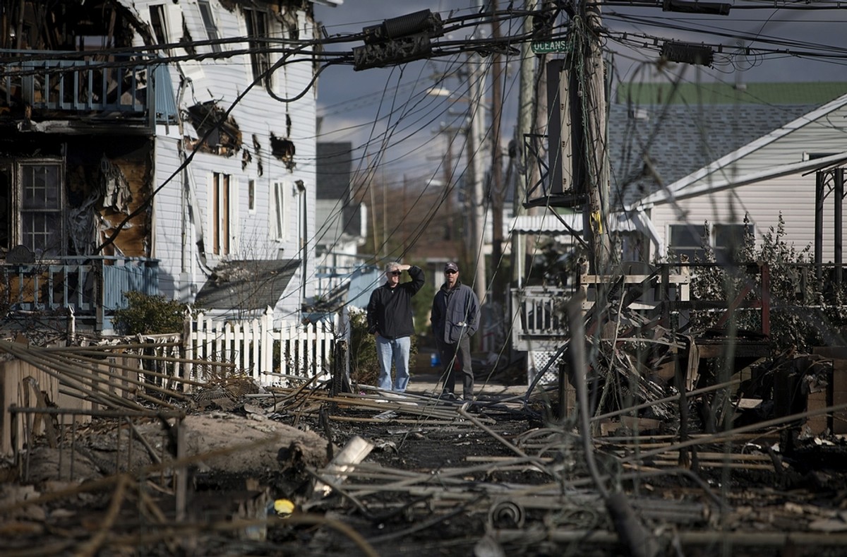 Breezy Point, Queens (USA). Mieszkańcy obserwują zniszczenie po przejściu huraganu Sandy.