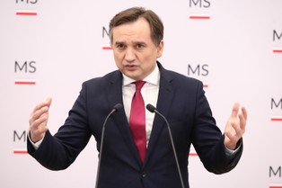 Polacy źle oceniają fakt noszenia broni przez Zbigniewa Ziobrę [SONDAŻ]