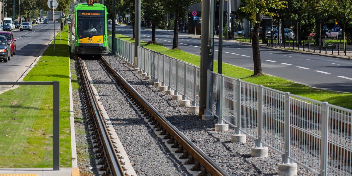 Zrobili  kostkę chodnikową na torowisku tramwajowym