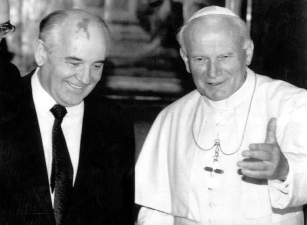 Papież Jan Paweł II podczas spotkania w Watykanie, z Michaiłem Gorbaczowem. 25.02.2002 fot. zuma/newspix.pl