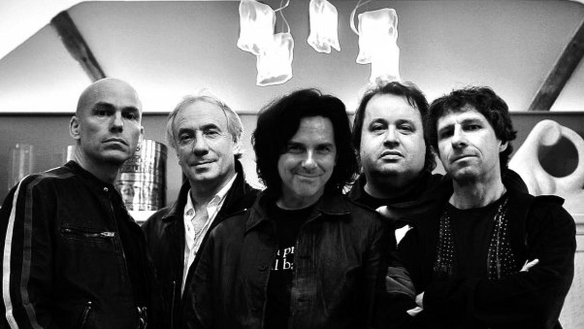 Grupa Marillion ujawniła szczegóły dotyczące swojego nowego albumu! Płyta zatytułowana „FEAR” („Fuck Everyone And Run”]) ukaże się 23 września 2016 roku. Będzie to osiemnasty studyjny album Marillion, na którym znajdzie się pięć nowych utworów.