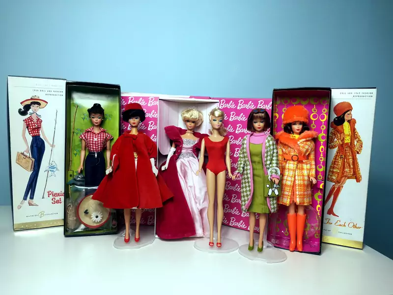 Ewolucja 10 pierwszych lat Barbie w reprodukcjach. Barbie Ponytail w stroju Picnic Set, Barbie Bubble Cut w stroju Silken Flame, Barbie Bubble Cut w stroju Sophisticated Lady, Barbie Swirl Ponytail, Barbie Poodle Parade, Barbie Made for Each Other. Pierwsza pokazuje reprodukcję modelu i strój z 1959 roku , ostatnia z 1969 roku. Fot. archiwum prywatne