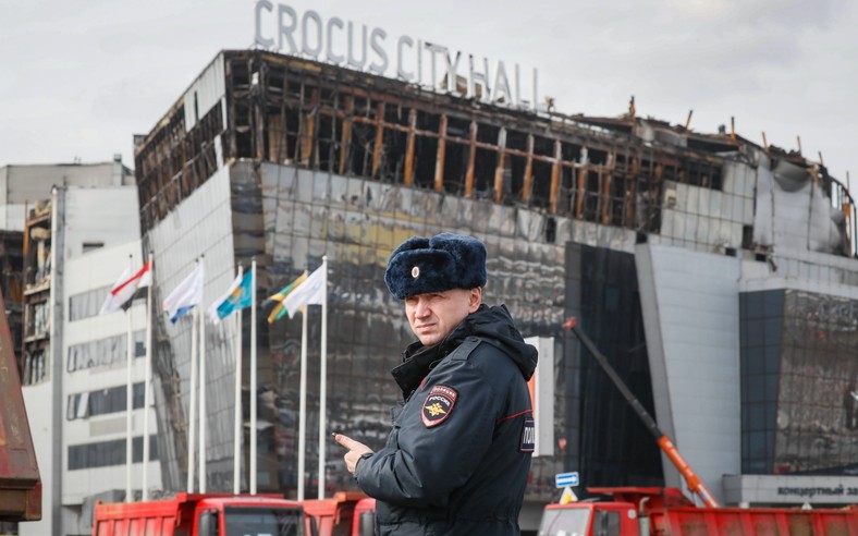 Patrulla policial frente al Ayuntamiento de Crocus.  Krasnogorsk, 26 de marzo de este año.