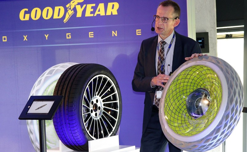 Goodyear Oxygene i  Percy LeMaire, dyrektor ds. technologii opon osobowych, Centrum Innowacji Goodyear w Luksemburgu