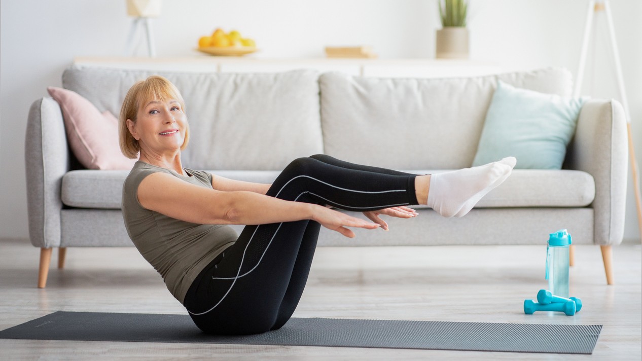 Pilates po šesťdesiatke: ako tri pohyby zmenia vaše telo aj náladu.