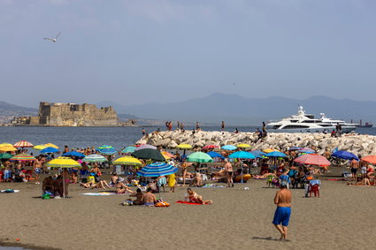 Zmiany klimatyczne wydłużają Włochom sezon plażowy. Nowe zasady w Neapolu