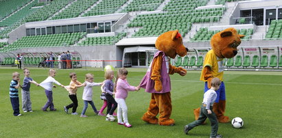 Przedszkolaki zwiedzą stadion we Wrocławiu