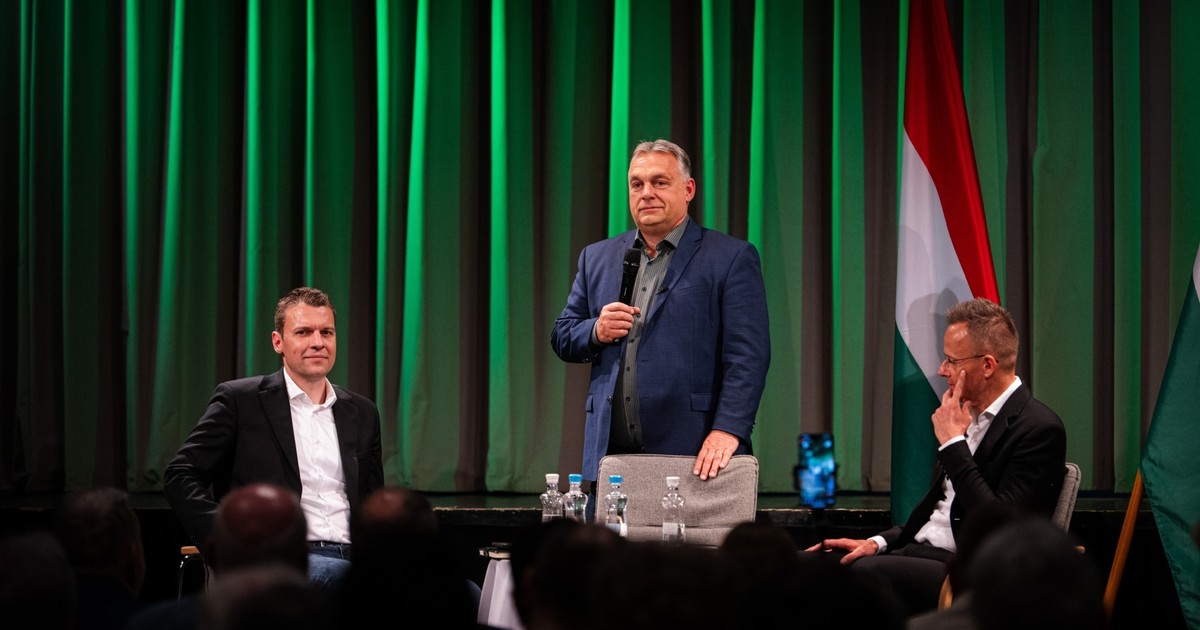 Orbán Viktor váratlanul megjelent a pilisvörösvári fórumon, ahol beszólt a TISZA Pártnak
