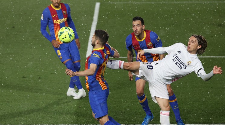 Szakadó esőben vívott óriási csatát egymással a Real Madrid és a Barcelona. / Fotó: EPA/Juanjo Martin.