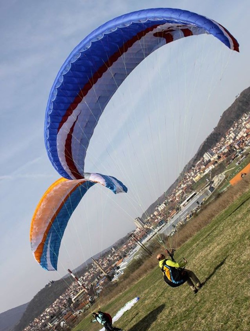 Obučavaju se i za paraglajding