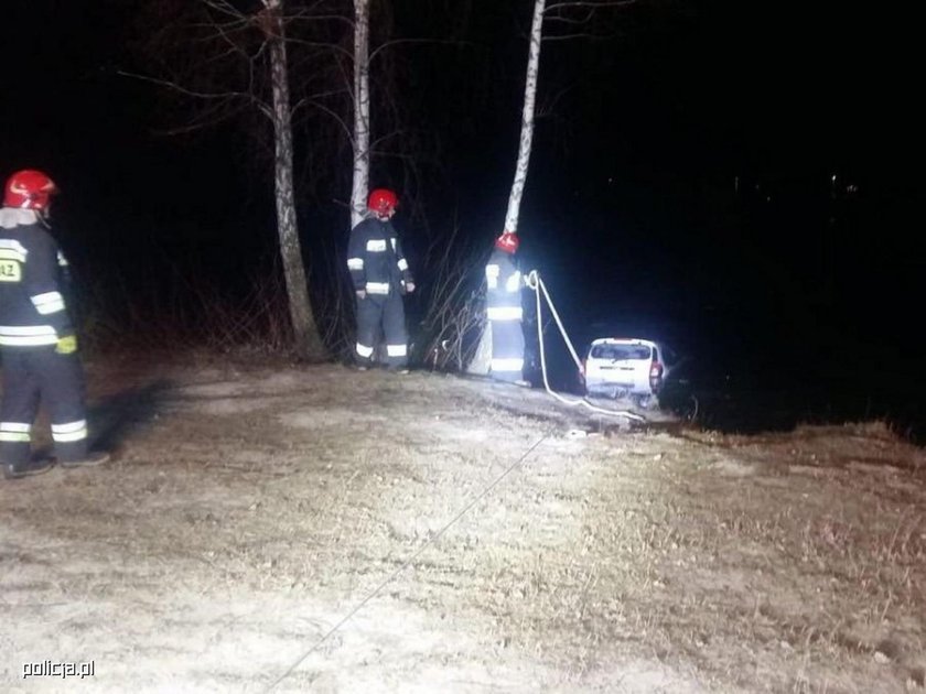 Ciechanów: Policjanci uratowali 43-latkę. Jej auto tonęło w stawie