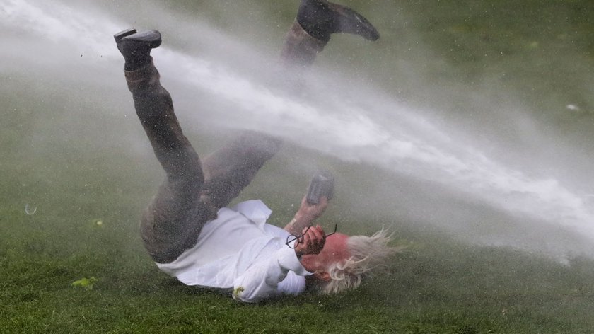 W dobie pandemii zorganizowali imprezę w parkę. Policja użyła armatek wodnych