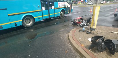 Wypadek z udziałem autobusu w Jeleniej Górze! Ranny kierowca skutera. Co tam się stało? [ZDJĘCIA]