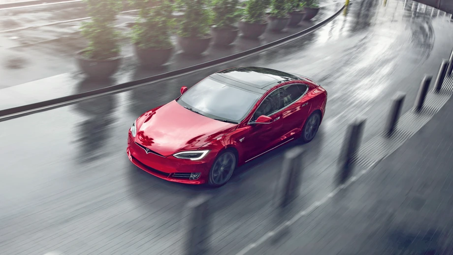 Tesla wyposaża swe modele S oraz X w system w pełni zautomatyzowanej jazdy, choć wciąż pod kontrolą kierowcy. 