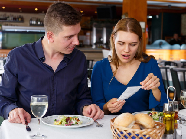 Para w restauracji ogląda rachunek.