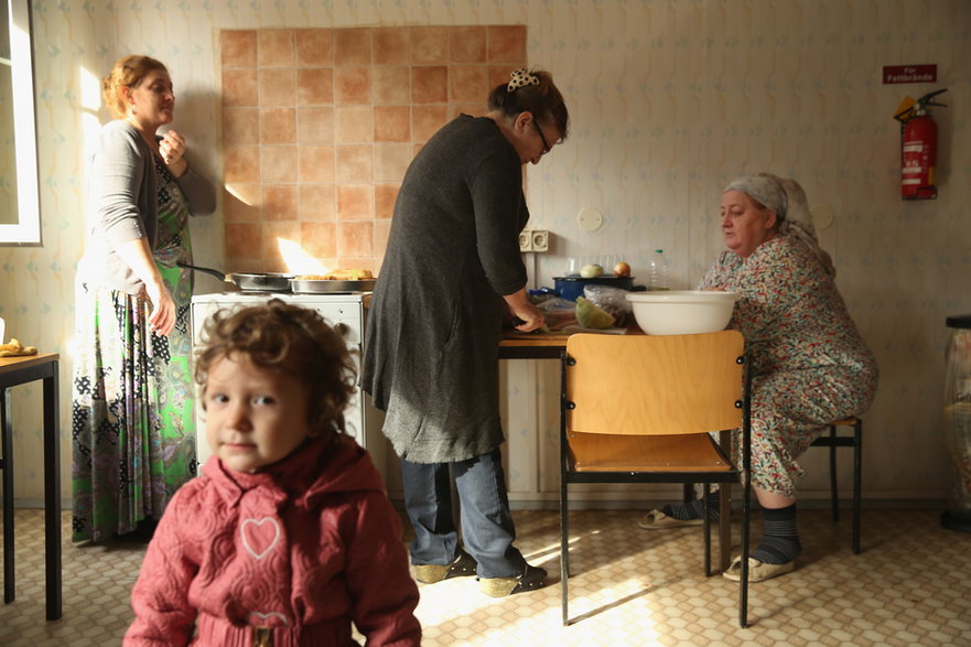 Uchodźczynie z Czeczenii przygotowują potrawy w azylu w Letschin, nieopodal polskiej granicy 