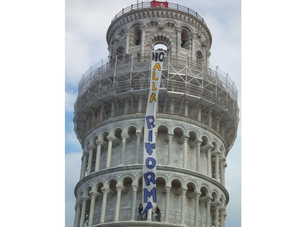 Studenci okupują Krzywą Wieżę w Pizie oraz Koloseum