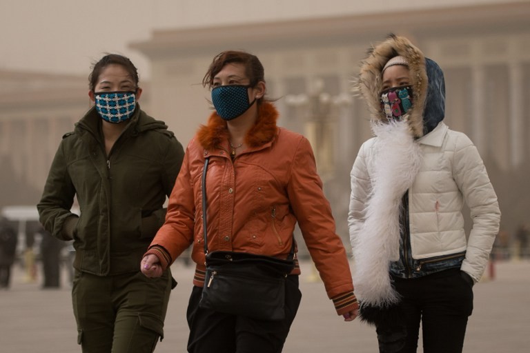 Żółte niebo nad Pekinem - smog i burza piaskowa