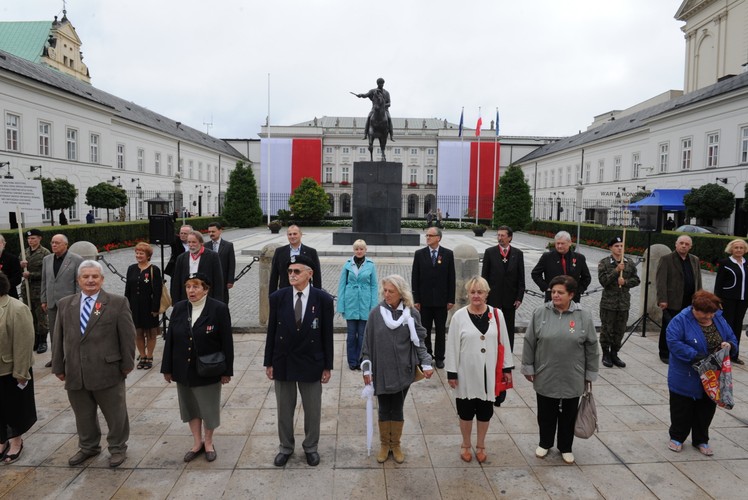 Warta honorowa przed Pałacem Prezydenckim, dla upamiętnienia Lecha i Marii Kaczyńskich oraz osób zmarłych w katastrofie smoleńskiej