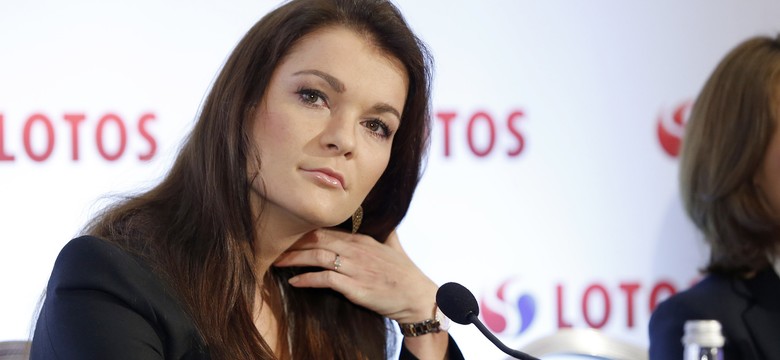 Radwańska eksponuje nogi w skórzanej mini i czerwonych szpilkach. Niestety wszystko zepsuł jeden szczegół...