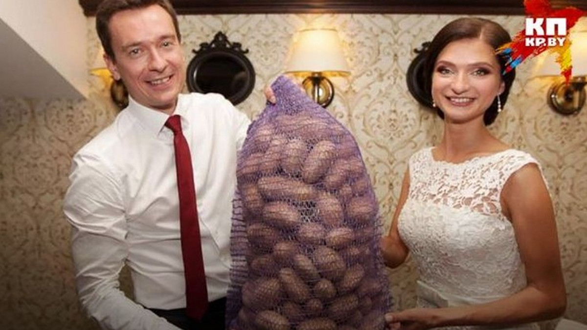Dziennikarka państwowej telewizji Wolha Makiej i jej mąż, który jest szefem białoruskiej Agencji Informacji, w dniu swojego ślubu dostali od prezydenta Aleksandra Łukaszenki worek ziemniaków z prezydenckiej działki. Oprócz nietypowego prezentu otrzymali także kwiaty.