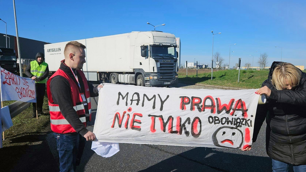 Pracownicy sieci Kaufland protestują i blokują drogę