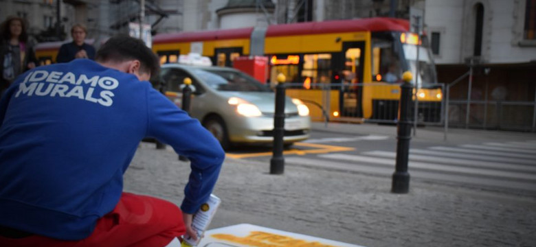 Po zmianie przepisów piesi nadal muszą przepuszczać tramwaje. W Warszawie powstają specjalne ostrzeżenia