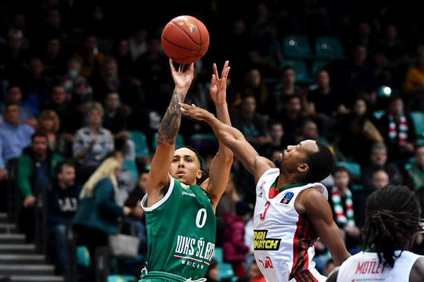 Zawodnik Śląska Wrocław Travis Trice (L) i Errick McCollum (P) z Lokomotivu Kuban Krasnodar podczas meczu 4. kolejki fazy grupowej Pucharu Europy koszykarzy