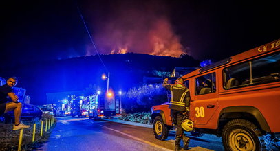 Chorwacja walczy z ogniem w popularnym rejonie wakacyjnym. Turyści uciekają z apartamentów