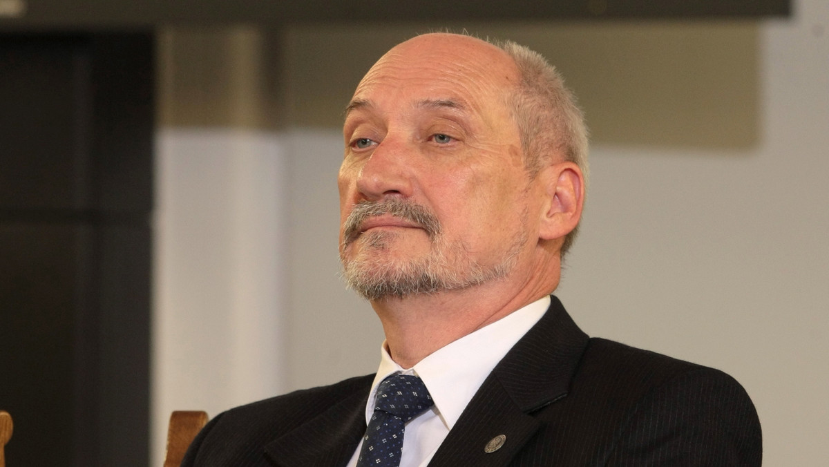 Szef parlamentarnego zespołu badającego przyczyny katastrofy smoleńskiej Antoni Macierewicz (PiS) powiedział dziś, że według analizy pracującego w USA eksperta, przyczyną katastrofy smoleńskiej były "dwa wielkie wstrząsy", a nie uderzenie o brzozę.