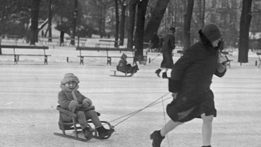 kuligi, jazda na nartach bez wyciągów, ortalionowe kurtki. tak w prl-u