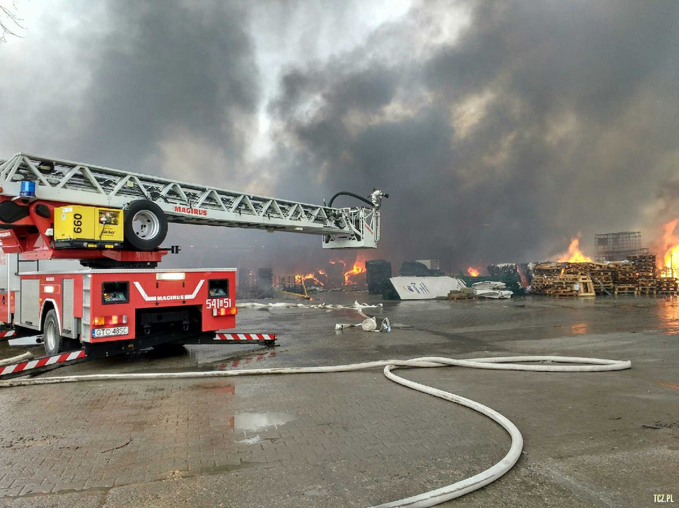 Wielki pożar pod Tczewem. Płonie hala magazynowa