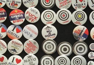 Bedževi koji su prodavani na ulicama Beograda za vreme NATO bombardovanja 1999. | Foto: Getty Images