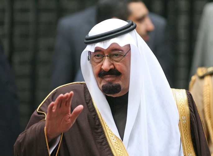 <b>Król Arabii Saudyjskiej Abdullah bin Abdul Aziz al Saud - zgromadził 21 mld dolarów</b><br>Na tronie zasiada od 2005 roku. Jego majątek rośnie głownie dzięki dochodom z ropy naftowej.<br>
Król nie musi więc na razie oszczędzać. Kiedy leczył uraz kręgosłupa w Nowym Jorku, wynajął pół skrzydła nowojorskiego szpitala Presbyterian oraz ekipę ochroniarzy i 20 samochodów do transportu swojego bagażu.