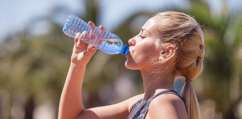 Pijesz dużo wody w butelkach? Musisz to wiedzieć!