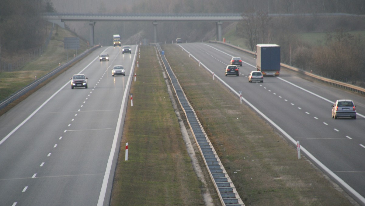 Minister infrastruktury Andrzej Adamczyk po raz kolejny podkreślił, że fragment autostrady A4 nie zostanie zamknięty podczas zbliżających się Światowych Dni Młodzieży 2016. Tym samym uciął spekulację, które pojawiły się kilka dni temu. Zdaniem ministerstwa ruch ten spowodowałby paraliż komunikacyjny Małopolski. Tymczasem przedstawiciele służb bezpieczeństwa nalegali na taki krok.