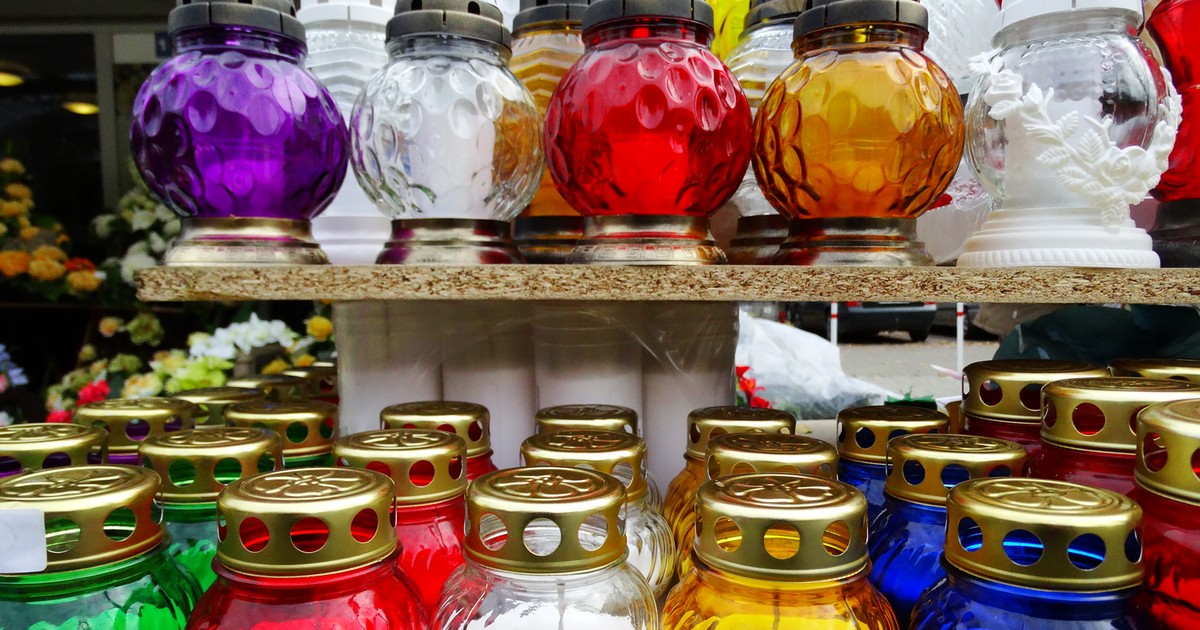 Tak oszukują producenci zniczy. Zamiast 72 godzin – ledwie jeden dzień palenia, to wierzchołek góry