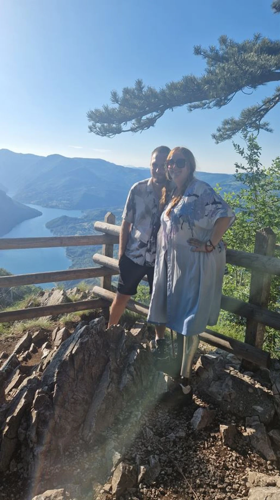 Bojana sa dečkom na vidikovcu Banjska stena