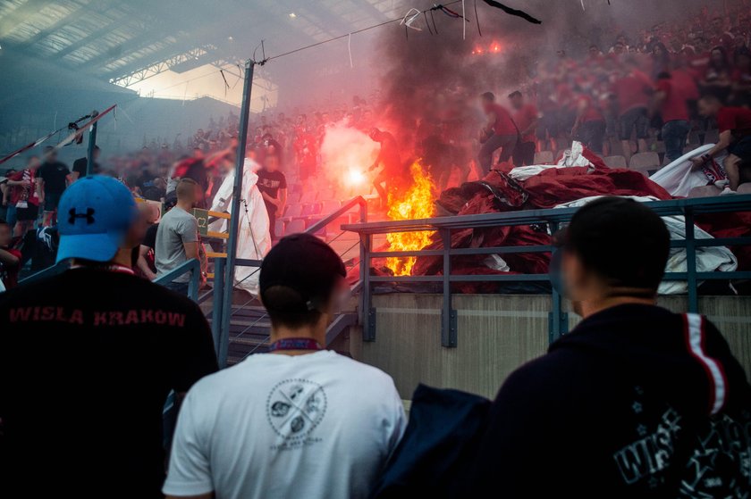 Co za głupota! Polscy chuligani podpalili własny stadion