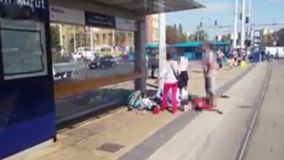 Horrorisztikus jelenet: földön rángatóztak a fiatalok az 1-es villamos megállójában