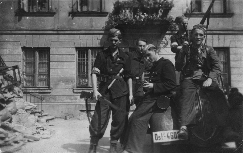 Żołnierze kompanii "Stefan" I Batalionu Szturmowego "Rum" ze zdobycznym samochodem marki Fiat Topolino 500 A u zbiegu ulic Zielnej i Siennej. Sierpień 1944 r.