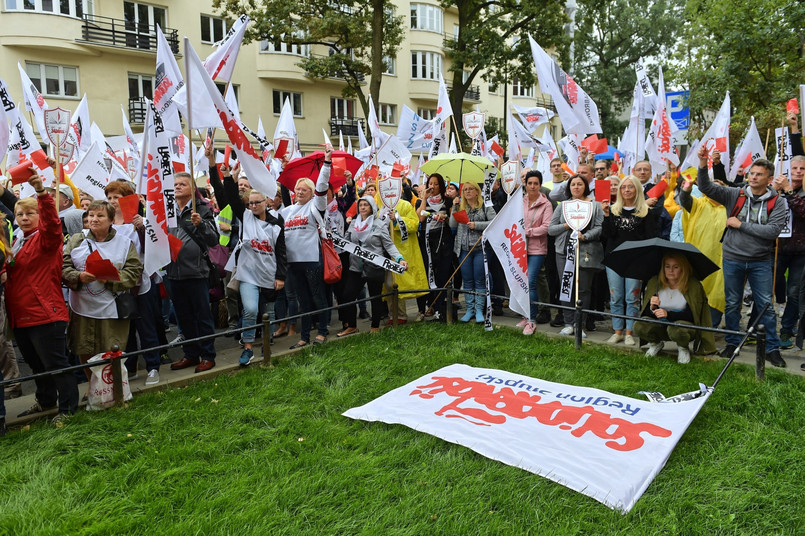 Pikieta zorganizowana przez Krajową Sekcję Oświaty i Wychowania NSZZ „Solidarność” przed siedzibą Ministerstwa Edukacji Narodowej w Warszawie.